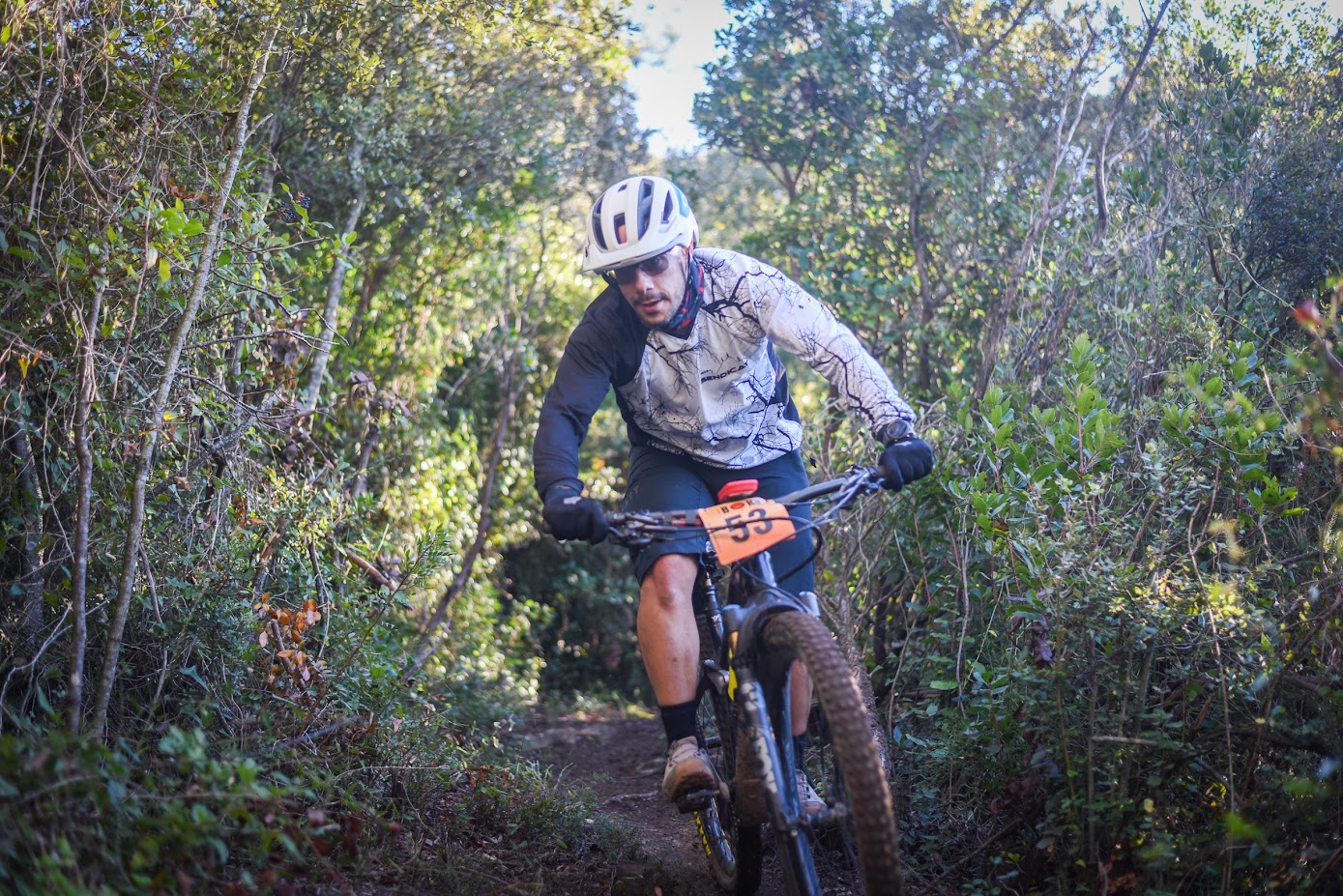 Ciclista baixant per corriol tècnic