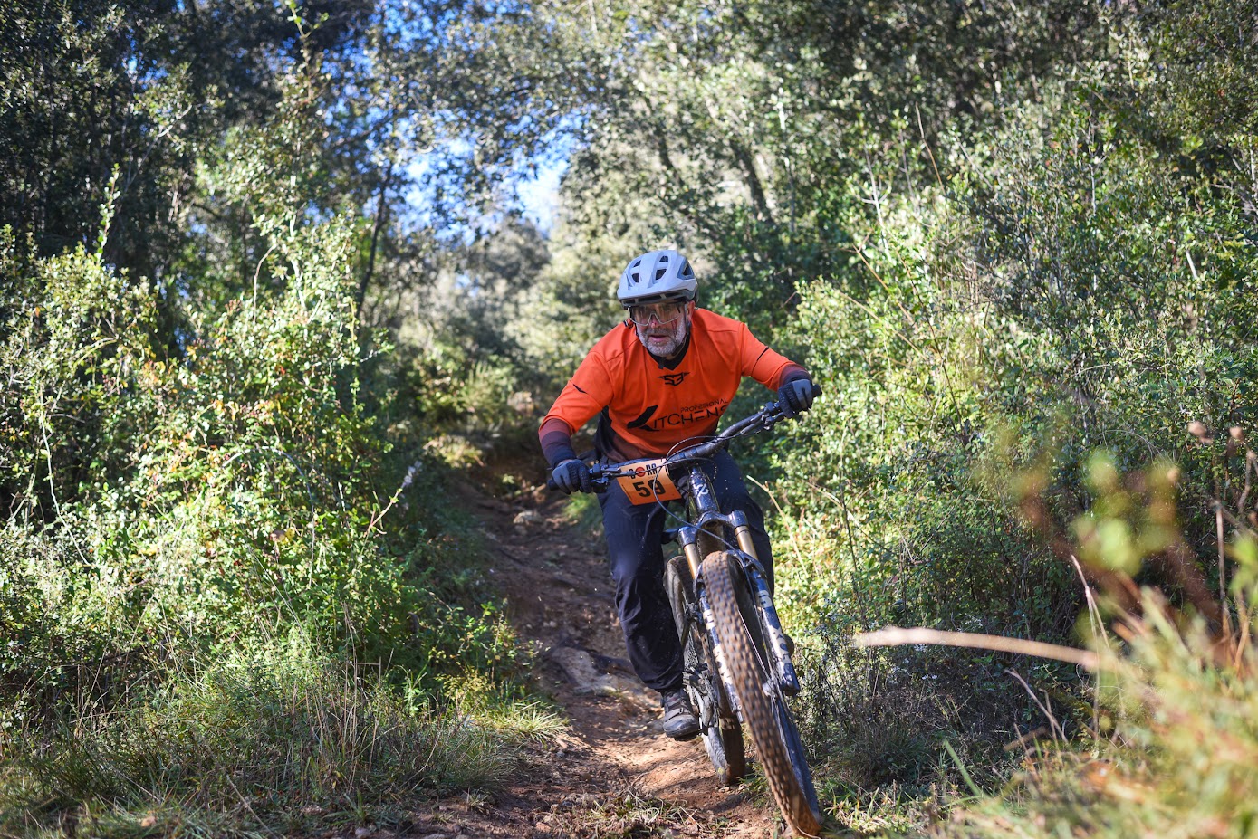 Ciclista en acció pel corriol de Serinyà